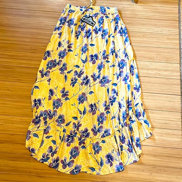 🌟🌟Flowy and flowery skirt shorter in front (high low) - Picture 2 of 3